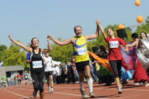 Heinz-Peter Schwertges mit seinen Töchtern als Marathonengel beim Karlsruhe Marathon 2010